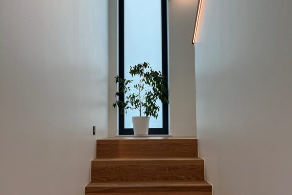 Teppenaufgang_Bruestungsbel_Wandleuchte_Stufenlicht
